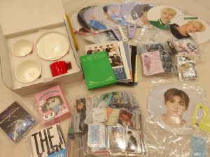 セブチのうちわ・アクスタ・大量トレカなど買取