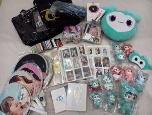 トレカやバッグチャームなどTWICEグッズを大量に買取