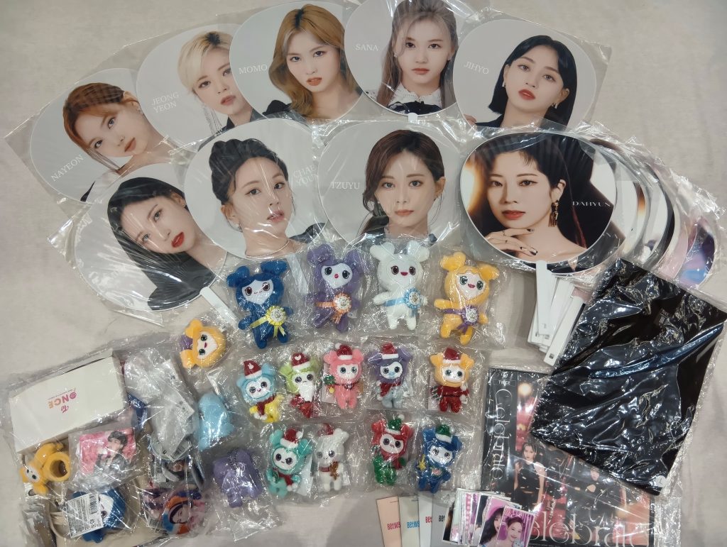 TWICEメンバー全員分のバッグチャームやうちわを買取 │ アイドル