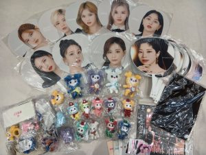 TWICEメンバー全員分のバッグチャームやうちわを買取