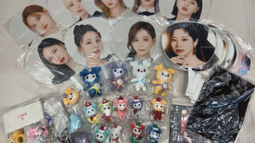 TWICEメンバー全員分のバッグチャームやうちわを買取 │ アイドル