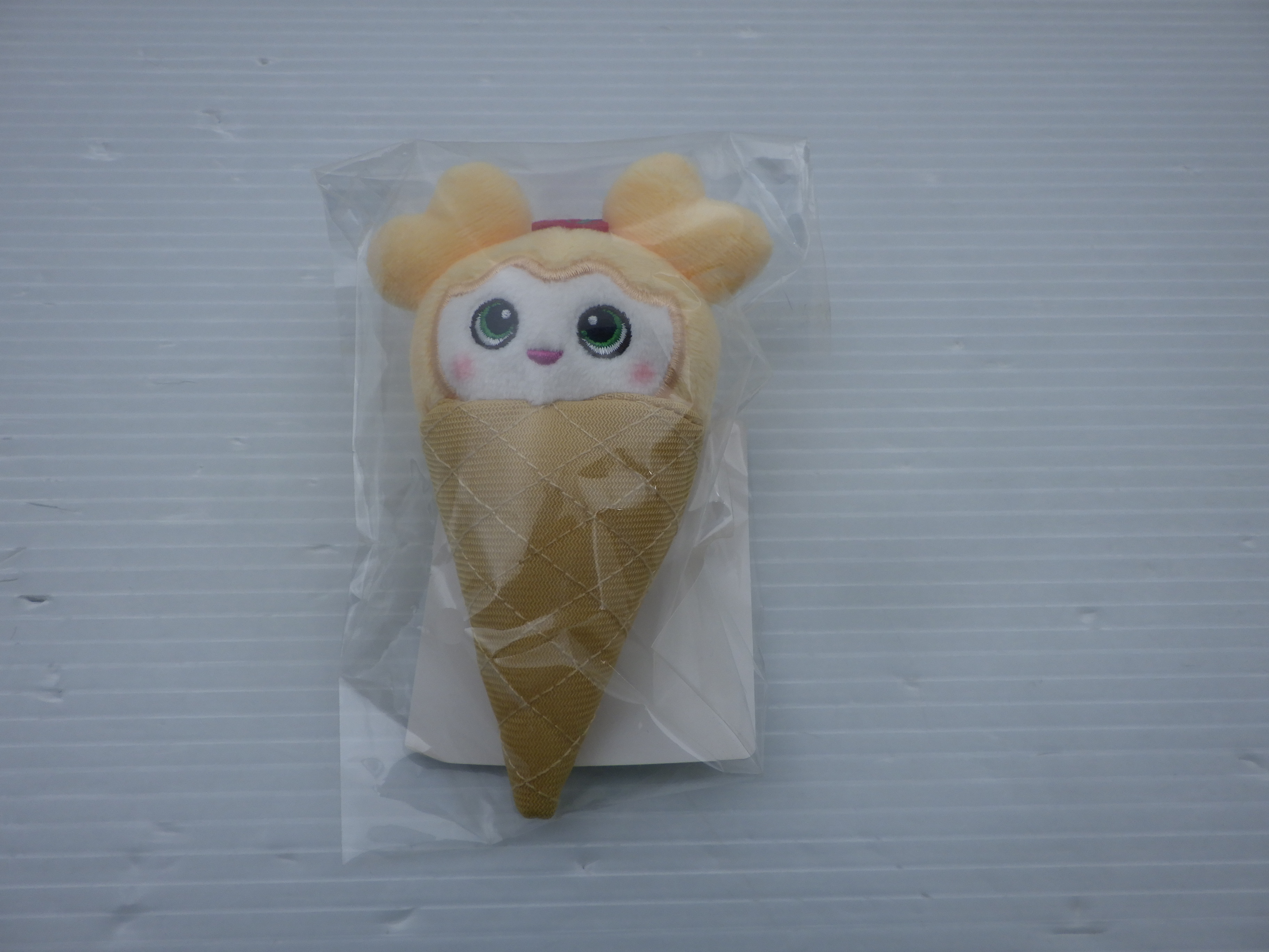 TWICE JIHYO BABY LOVELYS アイスぬいぐるみバッチ JIVELY ジブリー ジヒョ